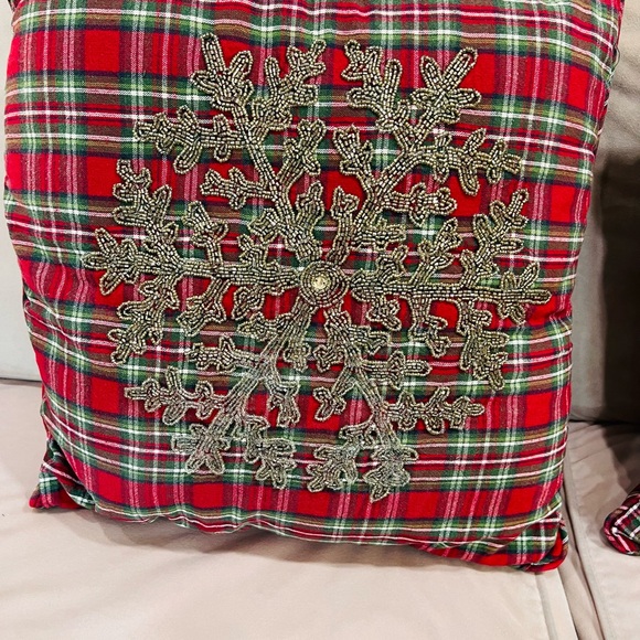 LOT TWO BEADED CHRISTMAS ACCENT THROW PILLOWS FOR DECORATING - Picture 4 of 6